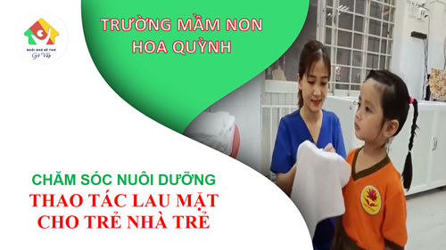 Thao tác lau mặt cho trẻ Nhà trẻ