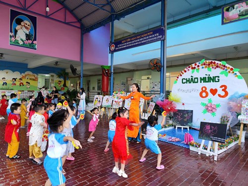 Các hoạt động và tuần lễ mặc áo dài hưởng ứng ngày quốc tế phụ nữ 8/3 của trường