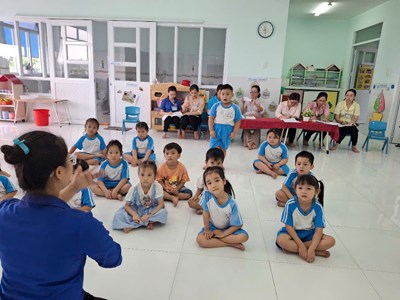 Ngày 01/4/2025 cô Diễm lớp Chồi 3  triển khai chuyên đề  Tôi yêu Việt Nam  với đề tài: Kể chuyện  Ba ngọn đèn giao thông  