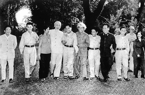 Lời Bác dạy ngày này năm xưa “Anh hùng là những người thật cần, kiệm, liêm, chính, hết lòng hết sức phục vụ kháng chiến, phụng sự Tổ quốc, phục vụ nhân dân. Là người đầy tớ thật trung thành của nhân dân, của giai cấp”.
