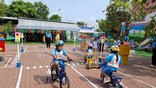 Trường Mầm non Hoa Sen 2 thực hiện triển khai chuyên đề  Tôi yêu Việt Nam . Đề tài  Hoạt động ngoài trời . Ngày 17/4/2025