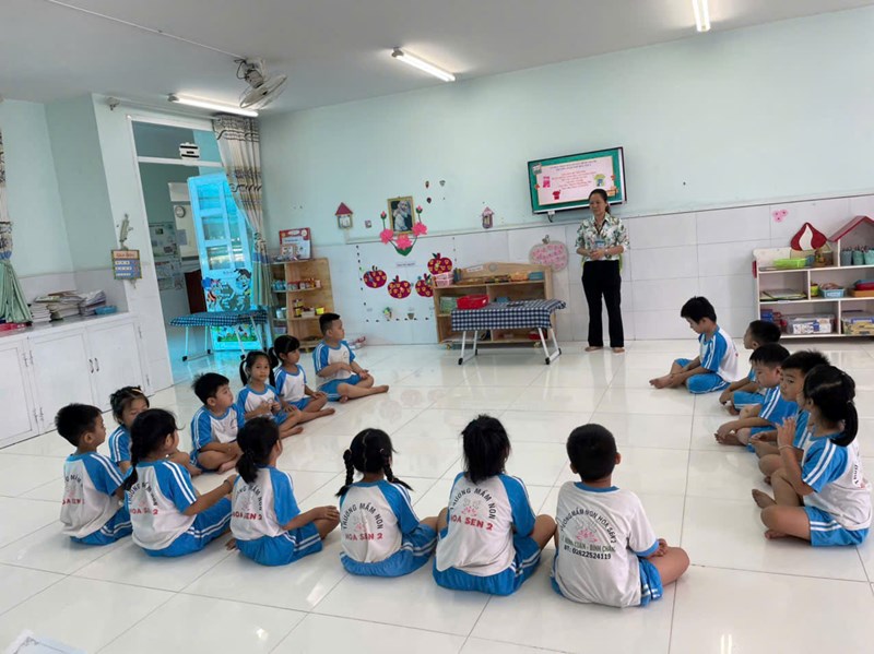 Ngày 22/4/2025 Cô Mộng Thu thực hiện chuyên đề giáo dục kỹ năng sống. Đề tài  Gấp quần áo  tại lớp Lá 2
