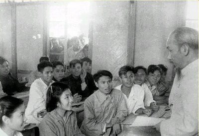 Lời Bác dạy ngày này năm xưa “Một dân tộc, một đảng và mỗi con người, ngày hôm qua là vĩ đại, có sức hấp dẫn lớn, không nhất định hôm nay và ngày mai vẫn được mọi người yêu mến và ca ngợi, nếu lòng dạ không trong sáng nữa, nếu sa vào chủ nghĩa cá nhân”.