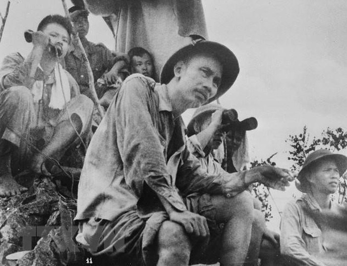 LỜI BÁC DẠY NGÀY NÀY NĂM XƯA 
“Tình báo là tai mắt. Tai phải tỏ, mắt phải sáng, thì đầu óc định kế hoạch mới đúng. Đầu óc định đúng, thì chân tay hành động mới kịp thời. Ta tai mắt sáng tỏ, kế hoạch đúng sát, hành động kịp thời, thì ta nhất định thắng địch”.