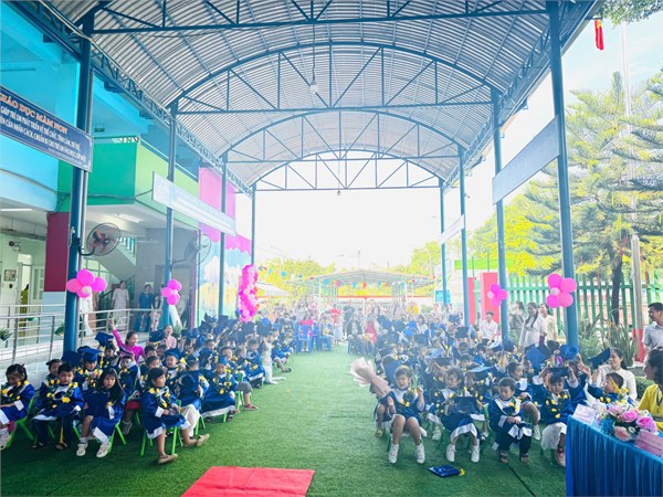 Sáng ngày 30/5/2025, Trường MN Hoa Sen 2 tổ chức NGÀY HỘI RA TRƯỜNG CHO CÁC BÉ KHỐI LÁ.
🌺Năm học 2024–2025 khép lại với biết bao kỷ niệm, dấu ấn và những bước trưởng thành đầu đời🌺
Ngày hôm nay, những bạn học sinh khối Lá chính thức nói lời tạm biệt mái trường Mầm non Hoa Sen 2 thân yêu. Chúc các con có 1 kỳ nghỉ hè vui tươi, bổ ích, luôn mạnh dạn, tự tin khám phá bầu trời tri thức khi bước vào lớp 1 nhé!