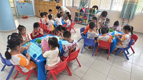 Lớp Chồi 2  Nhỏ bé nhưng yêu thương thật to – 8/3 hạnh phúc! 