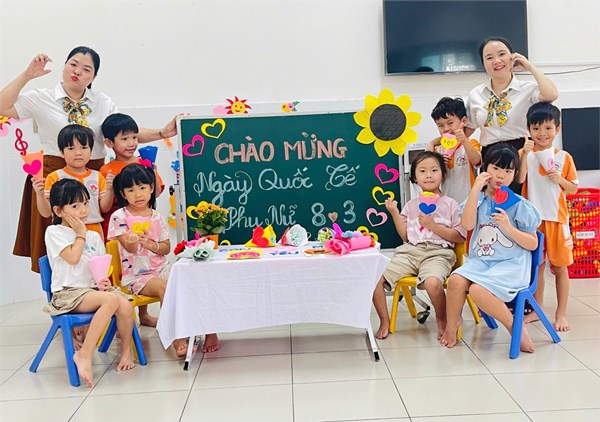 Lớp Lá 2  Hôm nay là ngày của mẹ, của cô, của tất cả những bông hoa xinh đẹp! 