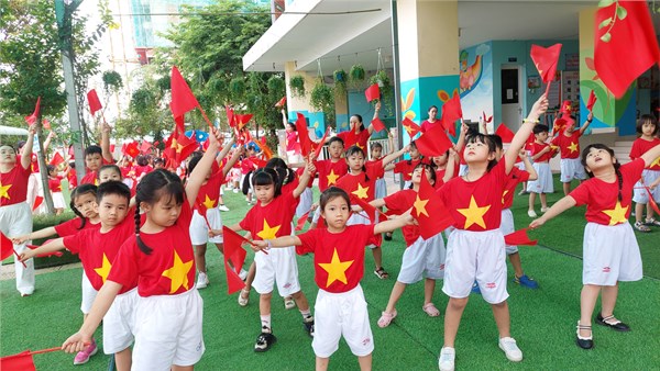 Thể dục đồng diễn của cô và trò trường Mầm non Hoa Sen 1 chào mừng kỷ niệm 50 năm ngày Giải Phóng Miền Nam - Thống Nhất Đất Nước (30/4/1975- 30/4/2025)
