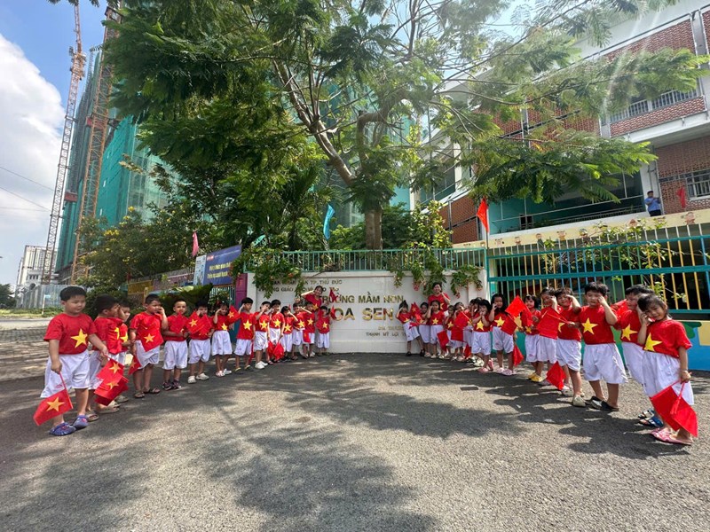 Lớp lá 1 – trường mn hoa sen 1 tham gia thể dục sáng đồng diễn