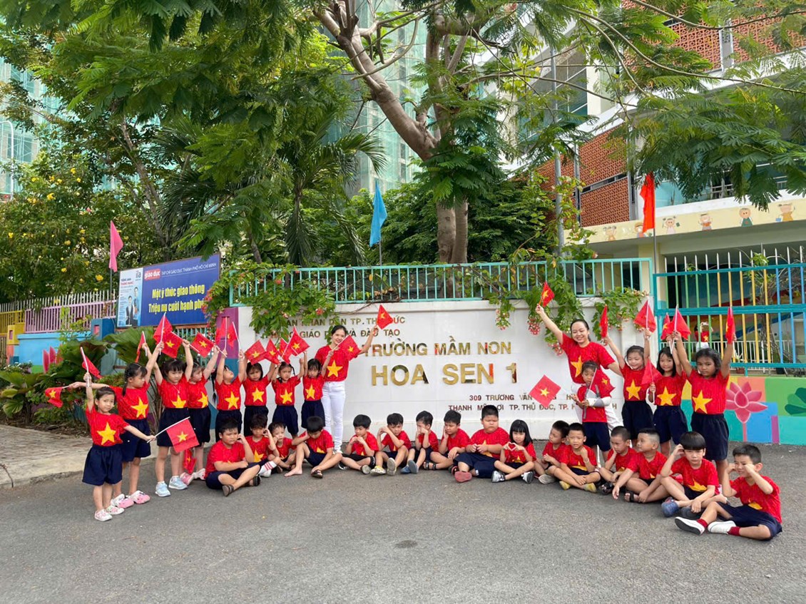 Lớp lá 3 – trường mn hoa sen 1 tham gia thể dục sáng đồng diễn