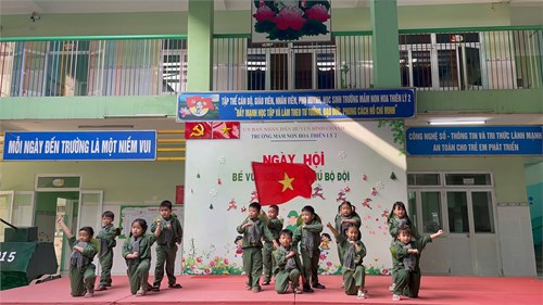 🎀 💐  ngày hội bé vui noel cùng chú bộ đội - tiết mục nhảy  em bé giải phóng quân  - lớp lá 1 biễu diễn 💐 🎀