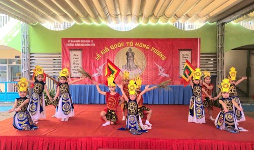 “ Dù ai đi ngược về xuôi
Nhớ ngày giỗ Tổ mùng mười tháng ba”
  Giỗ Tổ Hùng Vương – Mùng 10 tháng 3 âm lịch hàng năm là ngày lễ trọng đại của đất nước, đã trở thành biểu tượng văn hóa tâm linh sâu sắc và độc đáo của dân tộc Việt Nam, thể hiện niềm tự hào về sức mạnh đoàn kết toàn dân tộc và truyền thống “Uống nước nhớ nguồn”, “Ăn quả nhớ người trồng cây”. Đây là dịp để tưởng nhớ và tỏ lòng biết ơn đến công lao của các Vua Hùng, những vị vua đầu tiên của dân tộc và các bậc tiền nhân đã xây dựng và bảo vệ non sông gấm vóc Việt Nam.