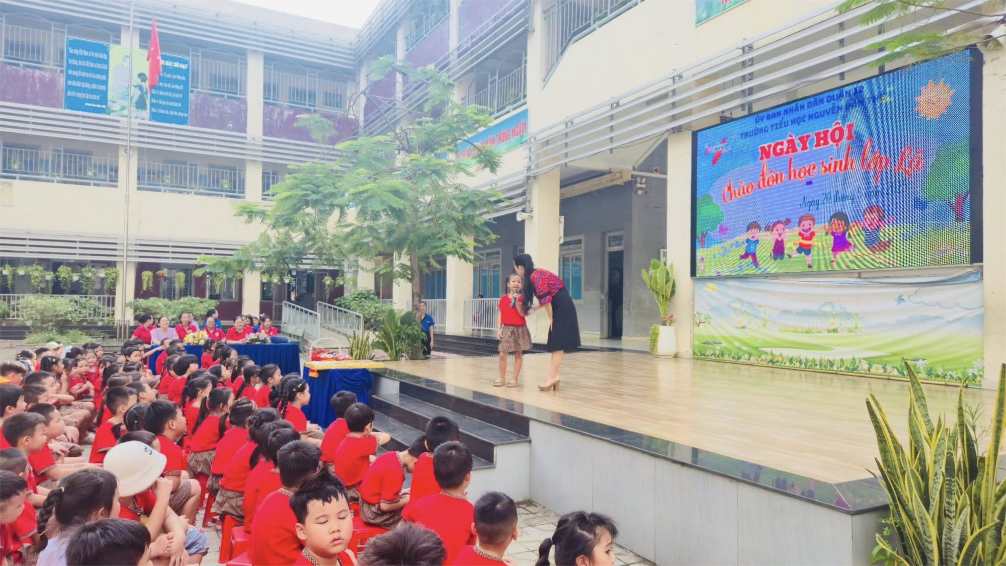 Tổ chức cho trẻ khối lá tham quan trường tiểu học nguyễn văn thệ