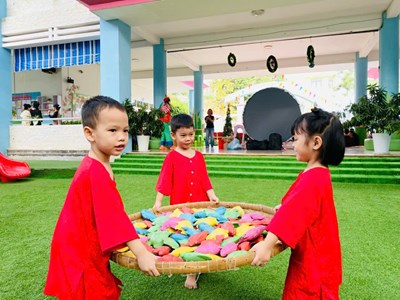 Sáng ngày 24/12/2024. Trường Mầm non Hướng Dương 2 tổ chức hoạt động trải nghiệm cho trẻ tại trường  Miền Tây quê em . Qua hoạt động này giúp trẻ trải nghiệm, nhận biết những nét đặc trưng của sông nước miền Tây. Từ đó, trẻ có cơ hội khơi dậy khả năng học tập, tạo cảm hứng, rèn luyện kỹ năng tự tin khi tham gia vào các hoạt động tập thể, hoạt động nhóm.