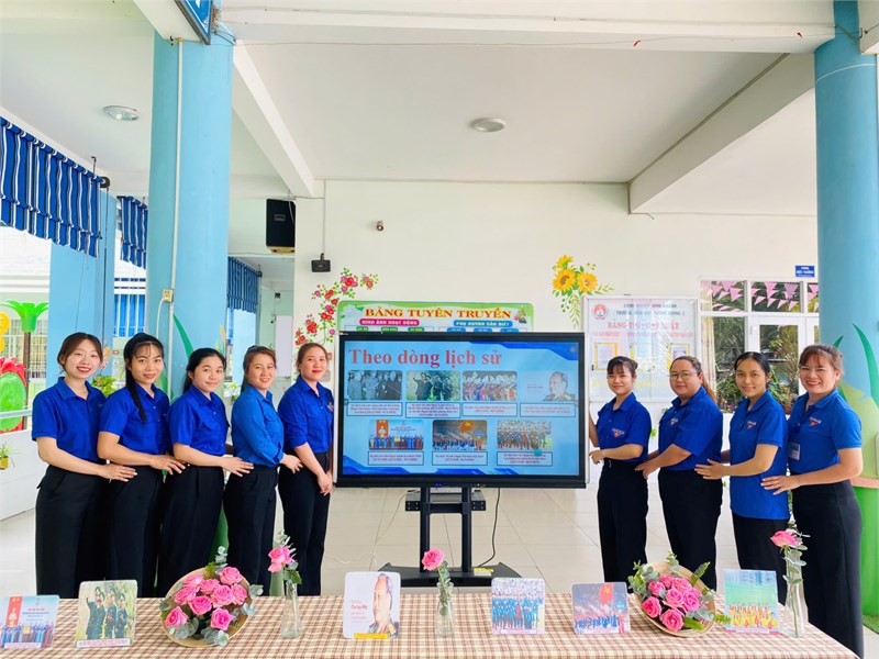 Ngày 20/3 Chi đoàn Trường MN Hướng Dương 2 tổ chức sinh hoạt chi đoàn định kỳ.