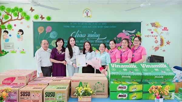 Trường MN Hướng Dương 2 thăm trẻ em tại Trung tâm HTPT Giáo dục hòa nhập Bình Chánh nhân ngày khuyết tật Việt Nam