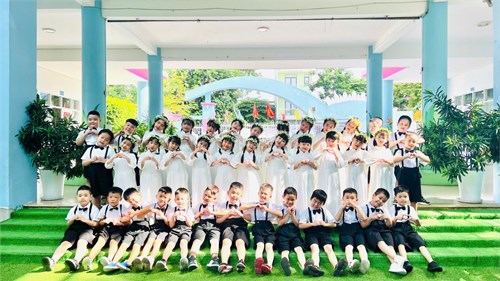 Kỷ yếu lớp Lá 3