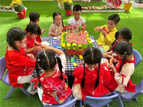 Trường Mầm non Hướng Dương tổ chức các hoạt động lễ hội mừng Xuân Ất Tỵ cho các bé tại trường.