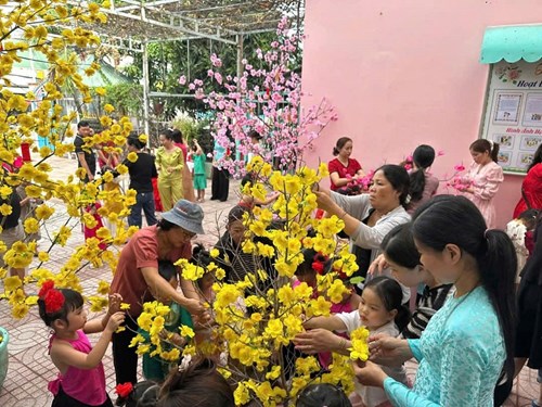 Phụ huynh tham gia các hoạt động cùng cô và trẻ