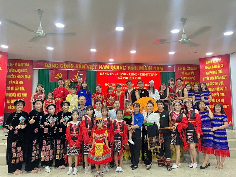 Ngày 17 tháng 01 năm 2025, trường Mầm non Hướng Dương tham gia Hội thi trình diễn thời trang mừng Xuân Ất Tỵ năm 2025, chủ đề  Sắc màu dân tộc  do Đoàn Thanh niên Xã tổ chức và đạt giải ba. Sau đây là một số hình ảnh tại Hội thi