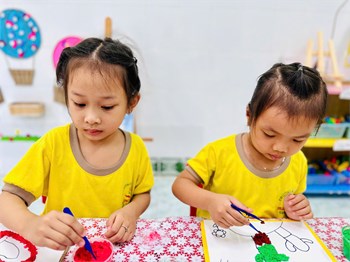 Bé sáng tranh từ bột giấy