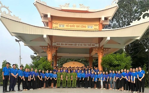 Đoàn viên trường tham gia Lễ thắp nến tri ân các anh hùng liệt sĩ