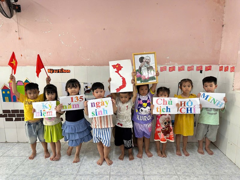 Hôm nay là một ngày thật đặc biệt, chúng mình cùng nhau nhớ về một người ông kính yêu của dân tộc Việt Nam, đó là Bác Hồ kính yêu. Năm nay, chúng ta kỷ niệm 135 năm Ngày sinh của Bác Hồ đấy!