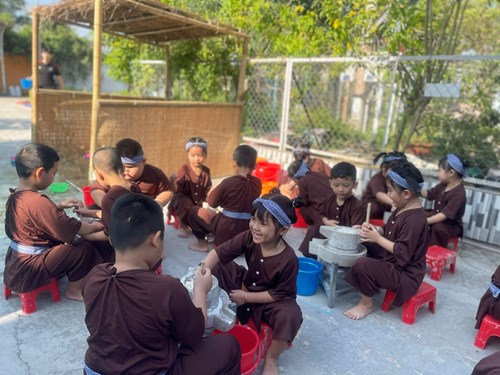 Bé vui chơi hào hứng các trò chơi dân gian nhân dịp Tết Ất Tỵ 2025.