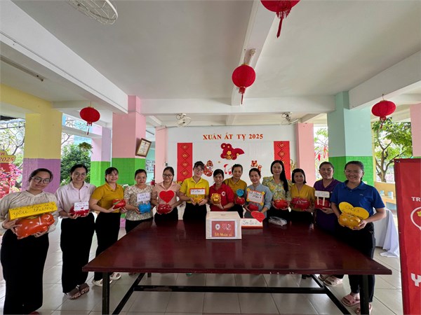 Trường tổ chức cho các lớp nuôi heo và đập heo để giúp đỡ cho các bé có hoàn cảnh khó khăn lan tỏa yêu thương.