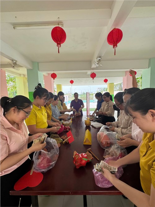 Trường tổ chức cho các lớp nuôi heo và đập heo để giúp đỡ cho các bé có hoàn cảnh khó khăn lan tỏa yêu thương.