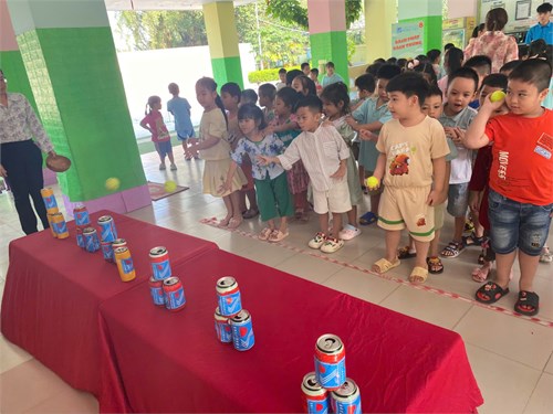 Bé thoải mái, vui vẻ tham gia trò chơi lễ hội mừng xuân Ất Tỵ 2025.