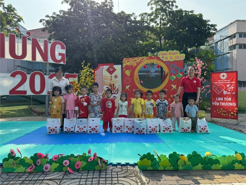 Trao quà cho các bé có hoàn cảnh khó khăn nhân dịp Tết Ất Tỵ 2025.