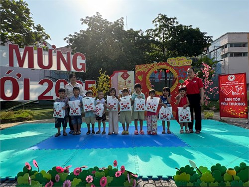 Trao quà cho các bé có hoàn cảnh khó khăn nhân dịp Tết Ất Tỵ 2025.