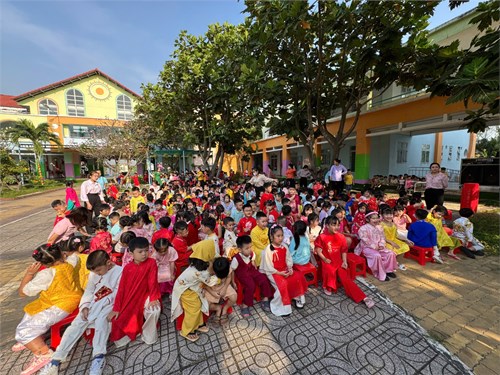 Bé hào hứng, vui vẻ khi tham gia lễ hội mừng xuân Ất Tỵ.