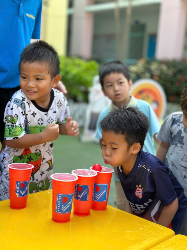 Bé thoải mái, vui vẻ tham gia trò chơi lễ hội mừng xuân Ất Tỵ 2025.