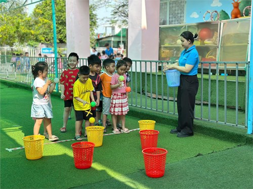 Bé thoải mái, vui vẻ tham gia trò chơi lễ hội mừng xuân Ất Tỵ 2025.