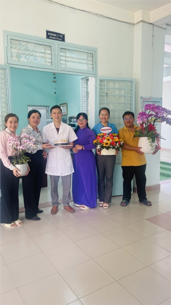 Tập thể trường Mầm non Hướng Dương chúc mừng ngày Thầy thuốc Việt Nam 27/02