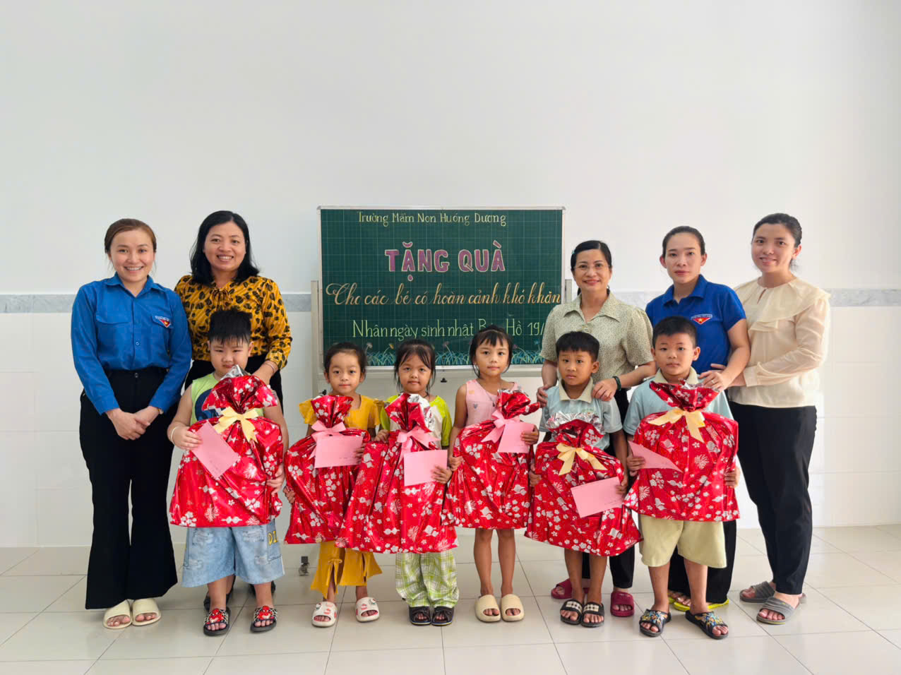 Tặng quà cho các bé có hoàn cảnh khó khăn nhân ngày sinh nhật Bác Hồ 19/5