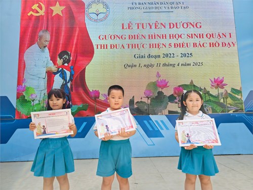 Lễ tuyên dương Gương điển hình học sinh Quận 1 thi đua thực hiện 5 điều Bác Hồ dạy giai đoạn 2022-2025.