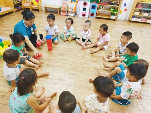 Lĩnh vực phát triển thể chất Đề tài: xếp chồng Lứa tuổi: 25-36 tháng