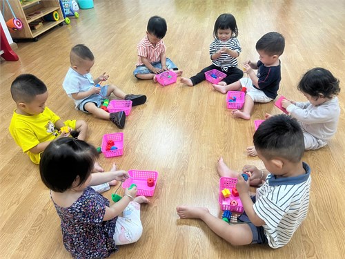 Lĩnh vực phát triển thể chất Đề tài: xâu vòng Lứa tuổi: 18-24 tháng