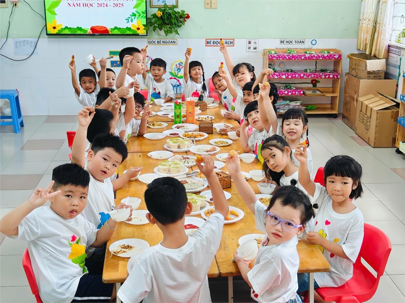Tiệc bufet liên hoan cuối năm học 2024-2025