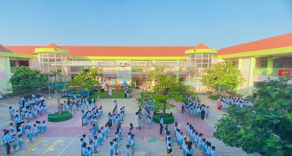Vào mỗi sáng thứ hai, Cô và trẻ cùng hát Quốc ca