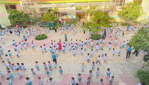 Hàng tuần vào ngày thứ sáu các bé được nhảy tập thể bài Yesh Li Yadayim
