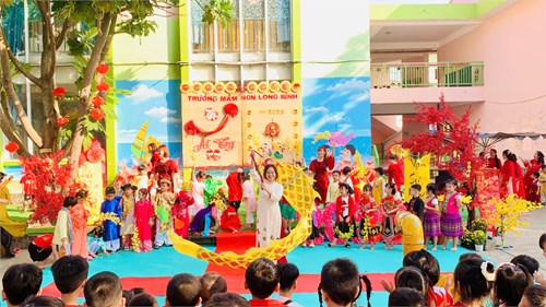 Ngày hội thêm phần đặc sắc với tiết mục múa Rồng của cô Ngọc Hiền