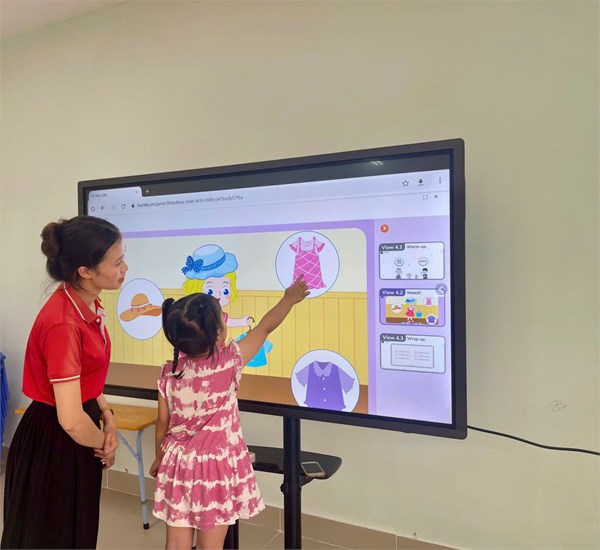 Các bé làm quen Tiếng Anh với màn hình tương tác