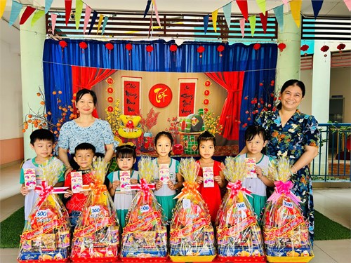Tổ Chức Ẩm Thực Mua Quà Tặng Học Sinh Nghèo – Chia Sẻ Yêu Thương