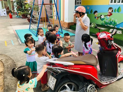 Hoạt Động Ngoài Trời Vui Nhộn Của Các Bé  lớp Nhà Trẻ tại Trường