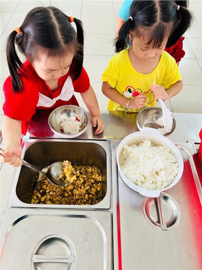 Giờ ăn trưa của các bé lớp Mầm