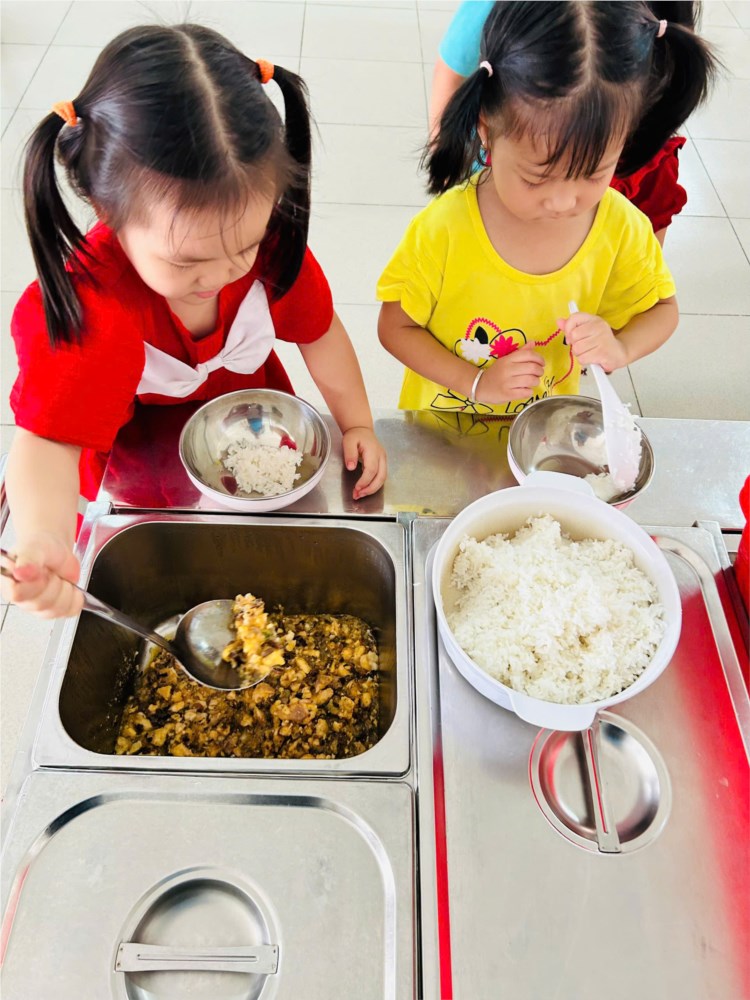 Giờ ăn trưa của các bé lớp Mầm